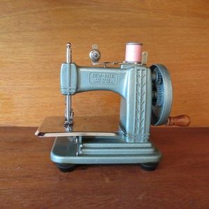VINTAGE SEW RITE METAL TOY SEWING MACHINE